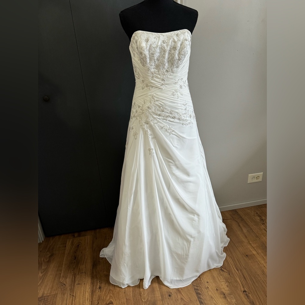 David's Bridal White Strapless Wedding Dress